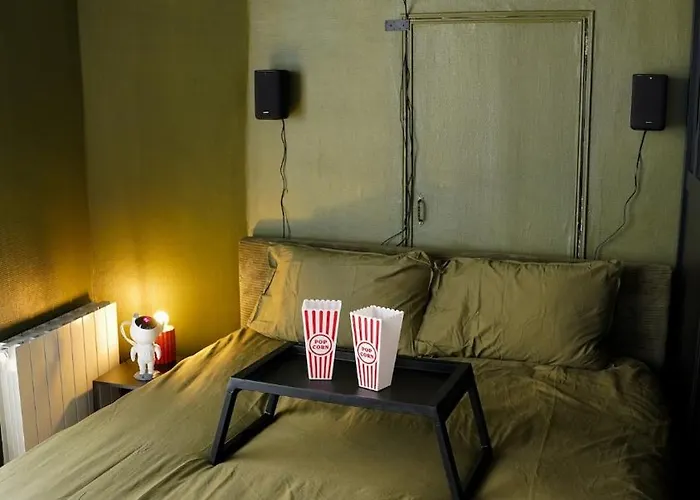 Dernier Ticket Pour La Seance - Cinema Face Au Theatre *
